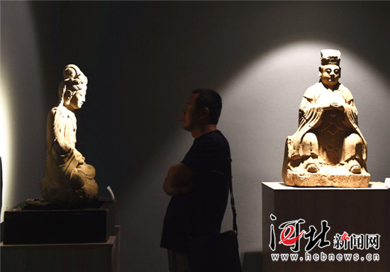 6月12日，观众在参观《延续历史文化 传承千年技艺》中国古文化系列展。河北新闻网