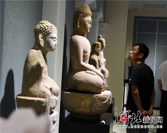 6月12日，观众在参观《延续历史文化 传承千年技艺》中国古文化系列展。河北新闻网