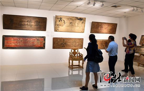 6月12日，观众在参观《延续历史文化 传承千年技艺》中国古文化系列展。河北新闻网