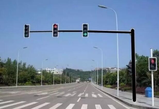秦皇岛：黑色信号灯杆亮相街头