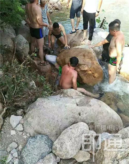 秦皇岛：女游客被滚落1吨重巨石压住