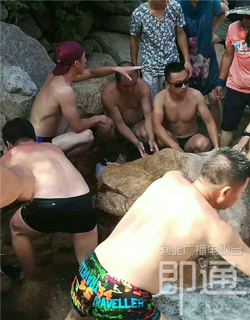 秦皇岛：女游客被滚落1吨重巨石压住