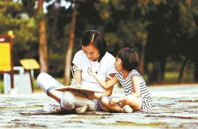 梅静和孩子在一起