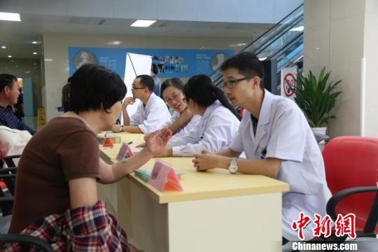 图为宁波市李惠利东部医院血栓日义诊咨询。　应红燕　摄