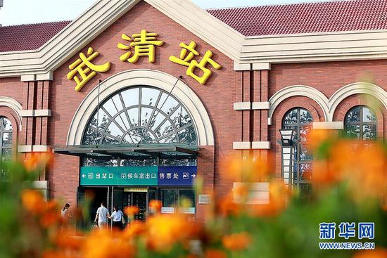 这是8月1日拍摄的京津城际高铁武清站。当日，北京至天津城际铁路运营已满10周年，累计安全运送旅客2.5亿人次。新华社发（董鑫 摄）