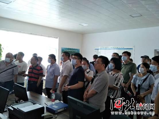 8月2日，河北省病死畜禽无害化处理管理培训班召开。图为培训人员参观病死畜禽无害化处理现场。