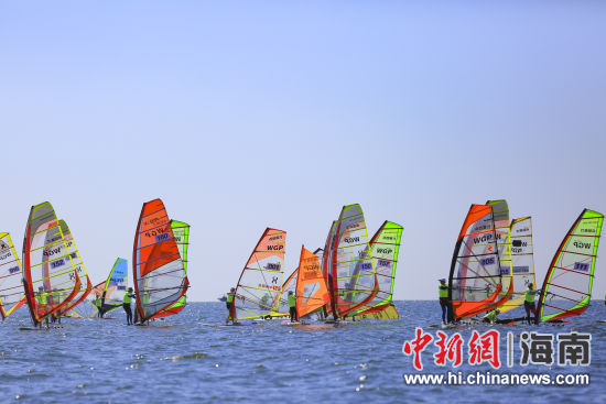 百面余绚丽的帆竞逐在南戴河上，为南戴河增添一道靓丽风景线。
