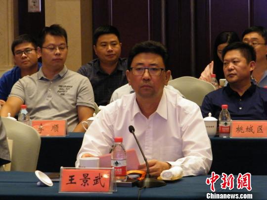中共衡水市委书记王景武在会议上致辞。　王鹏摄