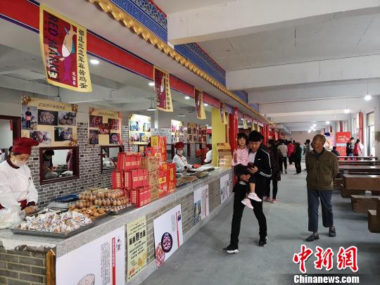 “吃货营”现场布置有多种特色小吃。　崔志平摄