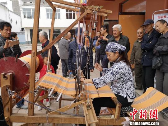 手工织布。　崔志平摄