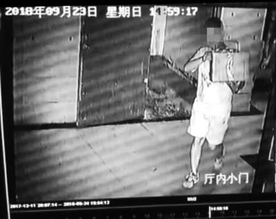 监控拍下领走游女士快递的男子 &nbsp; &nbsp;本报记者 葛兰 翻拍