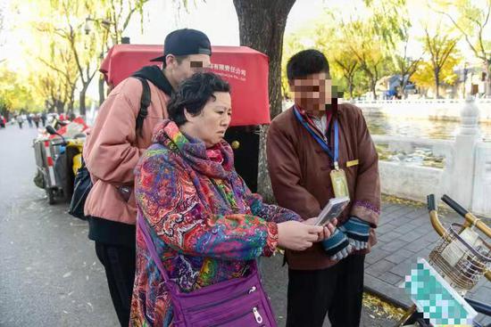李艳霞在北京街头询问路人是否见过自己的儿子。　　实习生 湛超越 /摄
