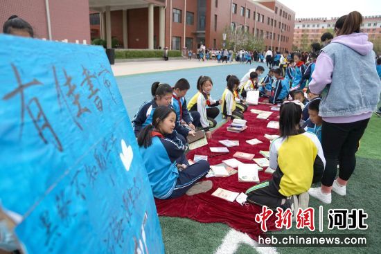 图为“跳蚤书市”活动现场。 李佳新 摄